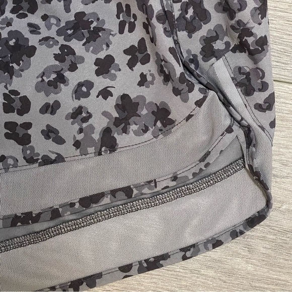 Athleta Printed Mesh Racer Run Mid-rise Lined Short Libra Gray Animal Sz XS. - Picture 3 of 10